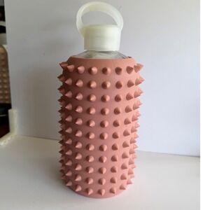 bkr Spiked Glass Water Bottle with Silicone Sleeve Dusty Rose Pink 1L 32oz